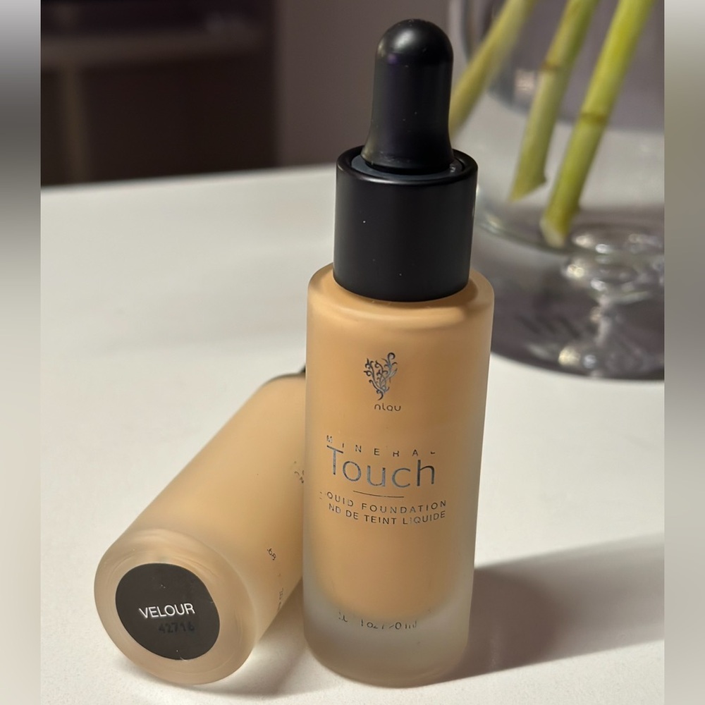 NEW Younique Mineral Touch Liquid Foundation in Velour